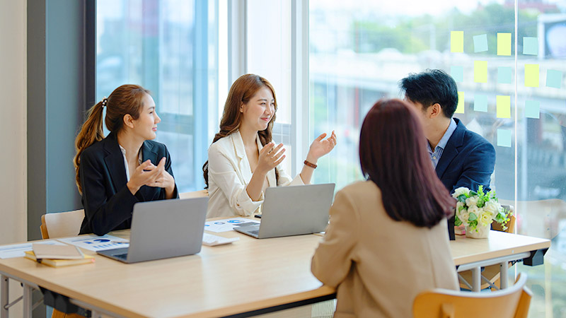 アメリカ雇用法を踏まえカリフォルニア州での採用について話し合うビジネスミーティング